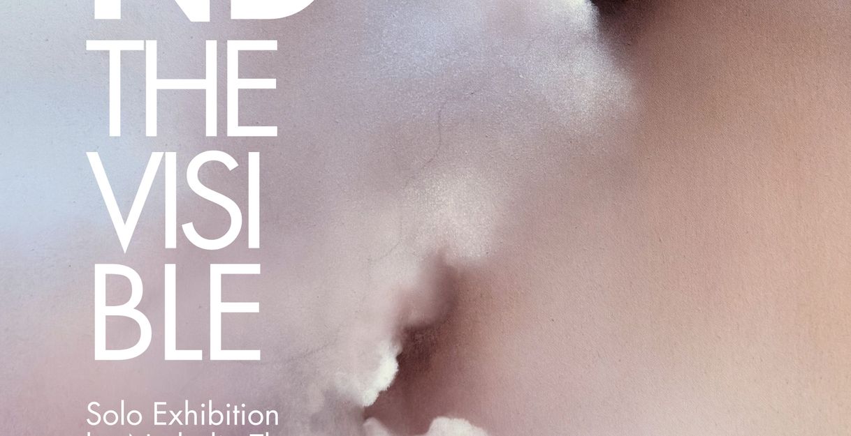 Veranstaltungsposter zur Solo-Ausstellung „Beyond the Visible“ von Nathalie Theo. Abstraktes Werk in zarten Farbverläufen auf Raw Cotton mit Ausstellungstitel und Datum.