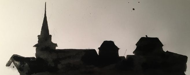 Schwarze Silhouette einer Stadt mit Kirchturm und Dächern vor hellem Hintergrund, passend zum Titel „Music for a while“.