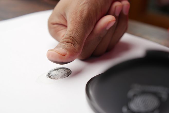 Fingerabdruck mit Daumen