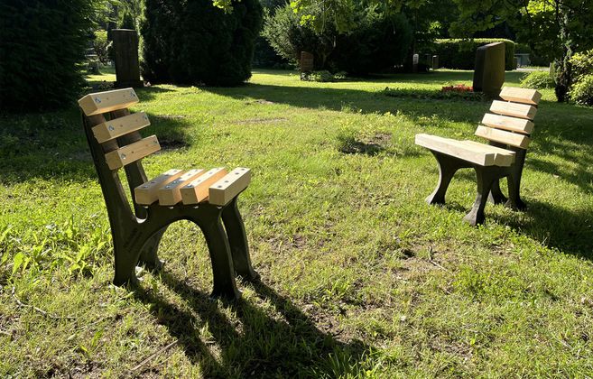 Zwei Bänke auf dem Parkfriedhof Ohlsdorf