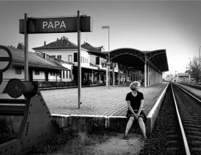 Der Bahnhof des ungarischen Ortes Pápa, aufgenommenin schwarz-weiß. Durch diesen Ort führte die Flucht des Vaters der fotografin Katrin jakobsen 1945 aus der russischen Kriegsgefangenschaft zurück nach Hamburg. 