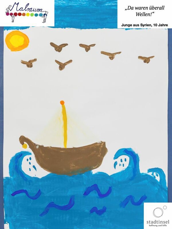 Kinderzeichnung mit braunem Boot auf blauem Meer, Sonne, fliegenden Vögeln und Wellen; oben Ausstellungshinweis „10 Jahre Malraum“.