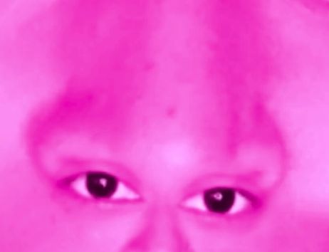 Nahaufnahme von Augen in einem pinken Farbfilter.