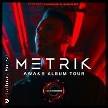 Plakat für die Metrik Awake Album Tour 2026 mit einem Mann im roten Licht.