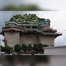 Ein großer, mit Pflanzen bewachsener Bunker in St. Pauli, Hamburg.