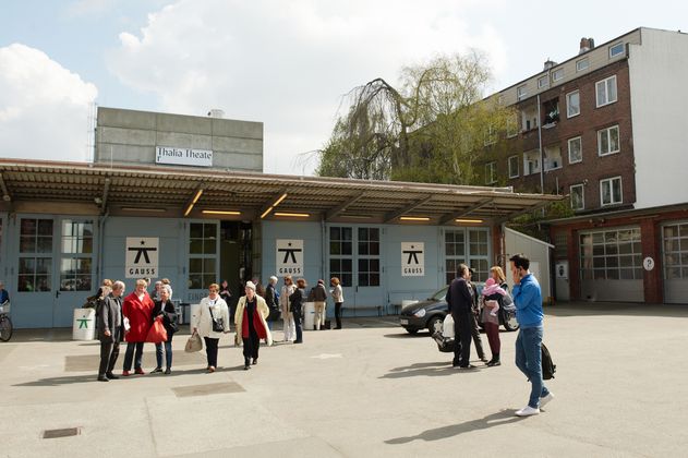 Menschen vor dem Thalia Theater in der Gaußstraße.