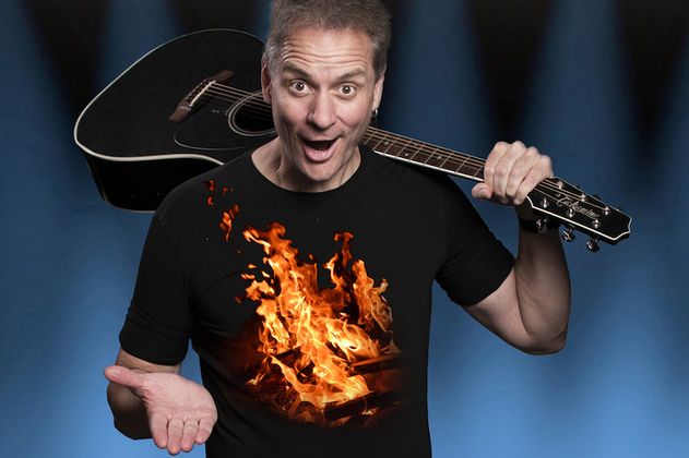 Mann mit Gitarre auf der Schulter, Flammen auf dem T-Shirt, Schriftzug 'JAN JAHNS LAGERFEUERKLASSIKER-SINGEN'.