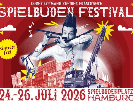 Werbeplakat für das „Spielbudenfestival“ in Hamburg. Rot gestaltetes Poster mit einer Person in der Mitte, die mehrere Musikinstrumente spielt. Im Hintergrund sind Gebäude der Reeperbahn sowie ein Feuerwehrfahrzeug und eine Drehleiter zu sehen. Oben steht „Spielbudenfestival“, links ein Hinweis „Eintritt frei“. Unten die Veranstaltungsdaten „24.–26. Juli 2026“ sowie der Ort „Spielbudenplatz Hamburg“.