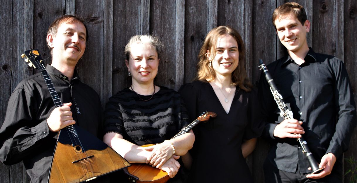 Vier Musiker mit ihren Instrumenten