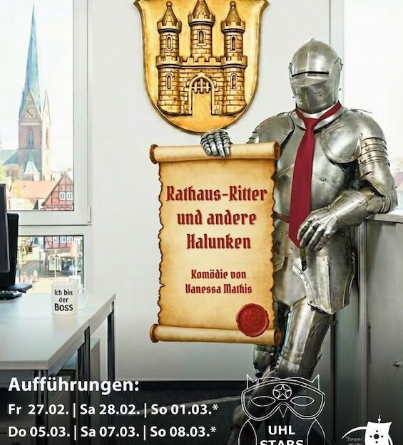 Ein Ritter in Rüstung mit roter Krawatte hält eine Schriftrolle mit dem Titel einer Komödie. Im Hintergrund ist ein Stadtwappen und ein Kirchturm zu sehen.