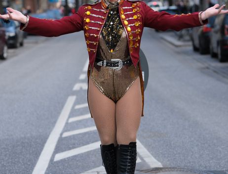 DragQueen Julia Wonder posiert auf der langen Reihe in St. Georg