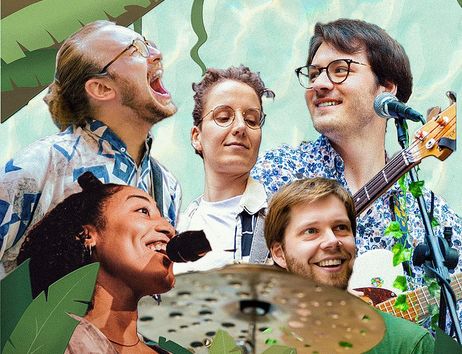 Eine fröhliche Musikgruppe mit fünf Mitgliedern, umgeben von tropischen Blättern, lächelt und spielt Instrumente.