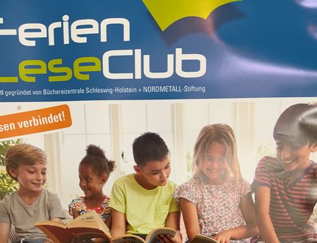 Fünf Kinder sitzen nebeneinander und lesen Bücher, während sie lächeln. Oben steht 'Ferien LeseClub'.