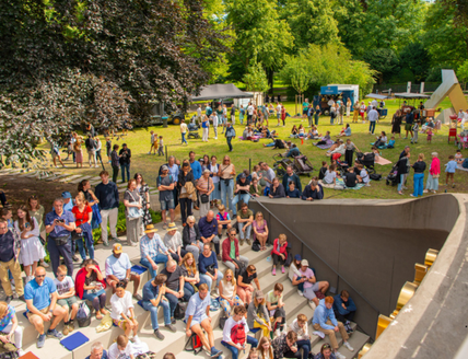 Menschenmenge bei einem Open-Air-Festival im Park.