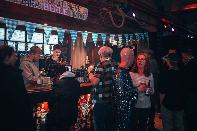 Die Bar mit Menschen davor