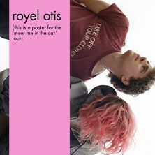 Poster der 'meet me in the car' Tour von Royel Otis mit zwei Personen und pinkem Hintergrund.