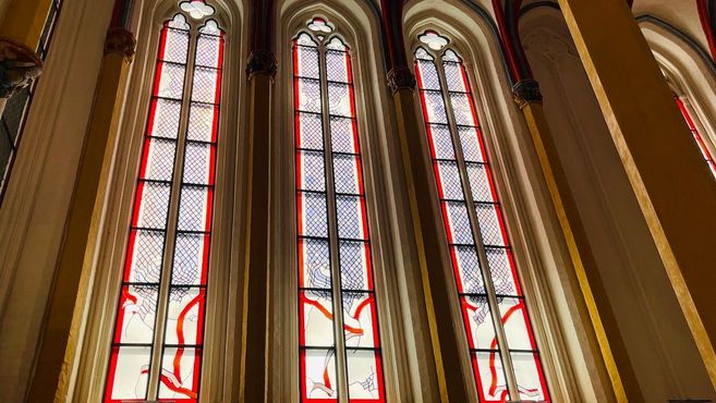 Gotische Kirchenfenster mit roten und weißen Glasmalereien in St. Marien.