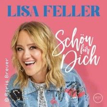Porträt von Lisa Feller vor einem rosa Hintergrund mit dem Schriftzug 'Schön für dich'.