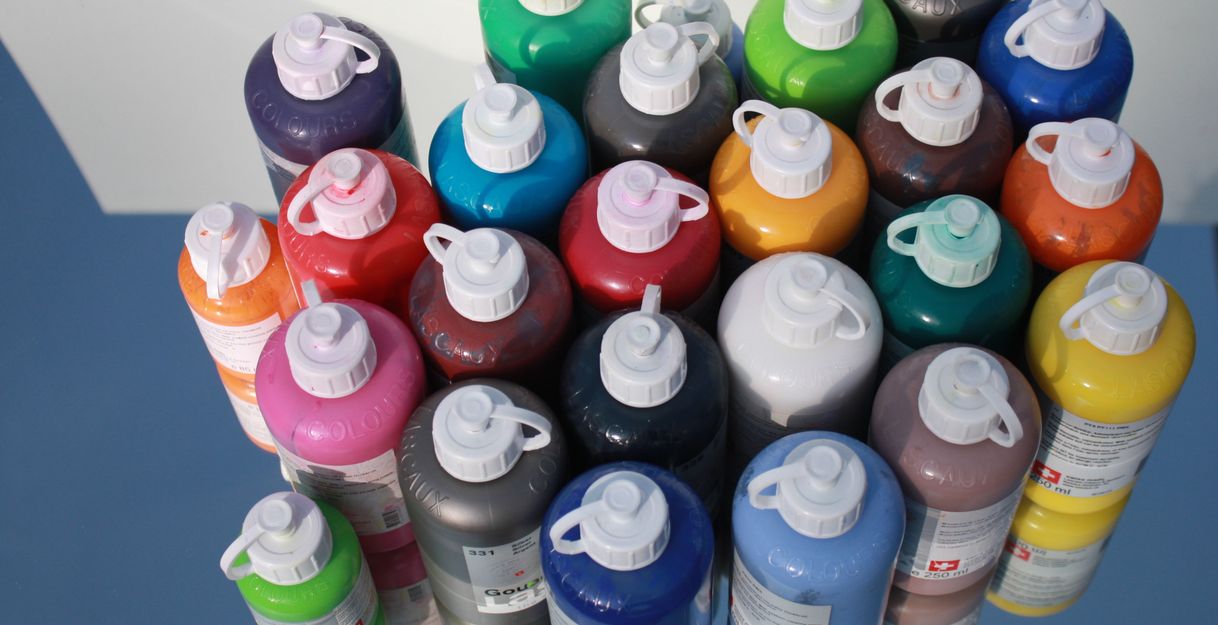 Flaschen mit Gouchefarben