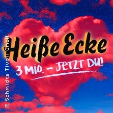 Plakat mit dem Schriftzug 'Heiße Ecke' und einem roten Herz vor blauem Himmel.
