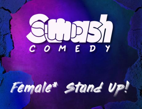 Schriftzug vor lila Hintergrund. Smash Comedy Female* Stand Up. Das "M" in Smash ist als stilisierte Faust mit Mikro dargestellt.