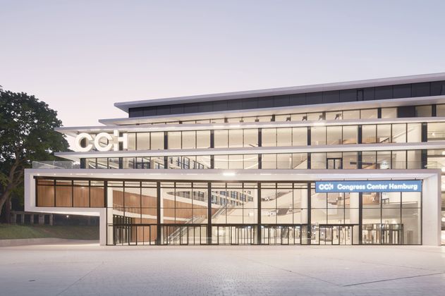 Außenansicht des Congress Center Hamburg bei Dämmerung.