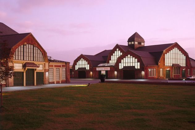 Außenansicht: Die Halle für aktuelle Kunst und das Haus der Photographie