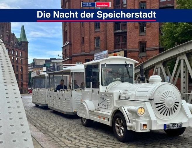 Weiße Bimmelbahn fährt durch die Speicherstadt in Hamburg.
