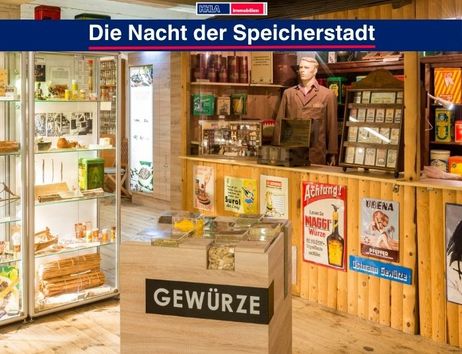 Innenansicht eines Gewürzmuseums mit Vitrinen und historischen Gewürzverpackungen.