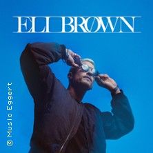 Person mit Sonnenbrille vor blauem Hintergrund, Schriftzug 'Eli Brown'.