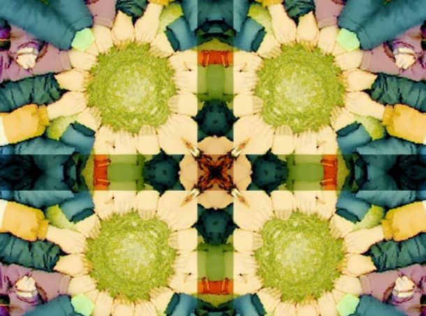 Kaleidoskopische Darstellung von Händen, die einen Kreis bilden.