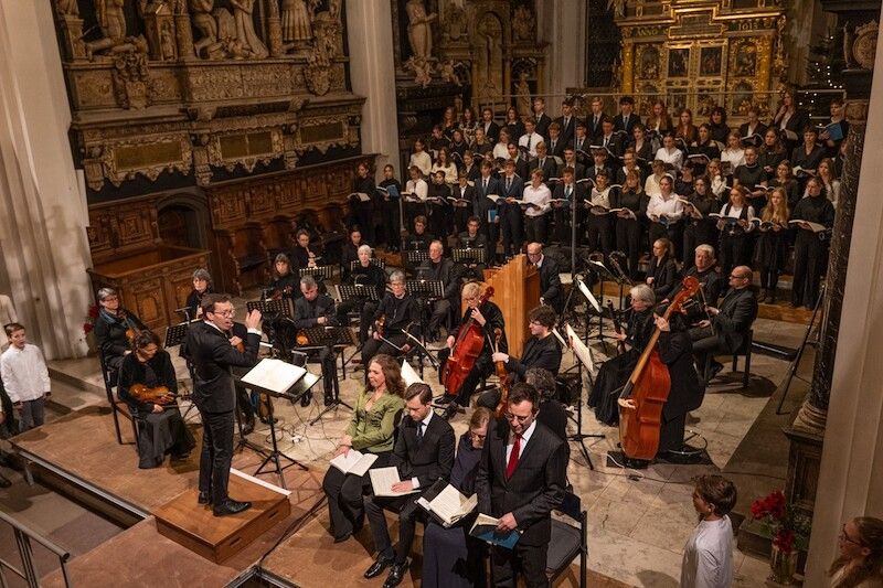Ein Orchester und Chor führen in einer Kirche ein Konzert auf.