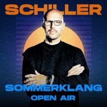 Plakat für SCHILLER Sommerklang Open Air mit einem Mann vor einem Sonnenuntergangshintergrund.