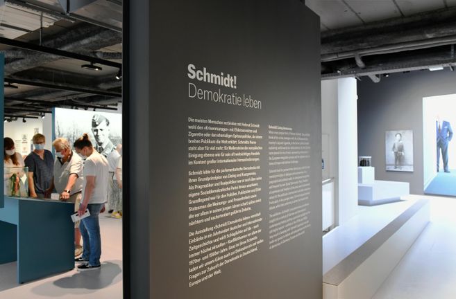Menschen in der Ausstellung der Bundeskanzler-Helmut-Schmidt-Stiftung