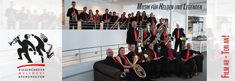 Eine Gruppe von Musikern in schwarzer Kleidung mit roten Krawatten posiert mit Blasinstrumenten in einem modernen, hellen Raum.