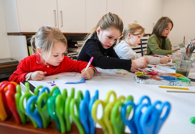 Vier Kinder malen im Atelier.