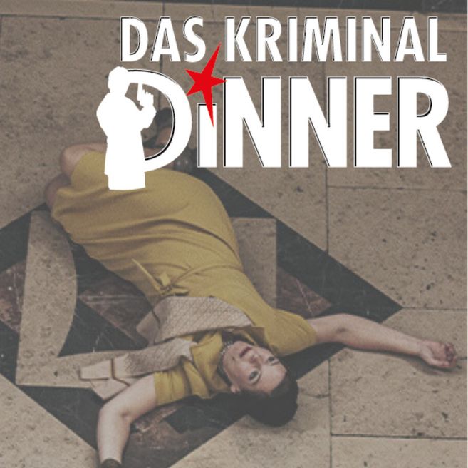 Frau in gelbem Kleid liegt auf dem Boden, umgeben von dem Schriftzug 'Das Kriminal Dinner'.