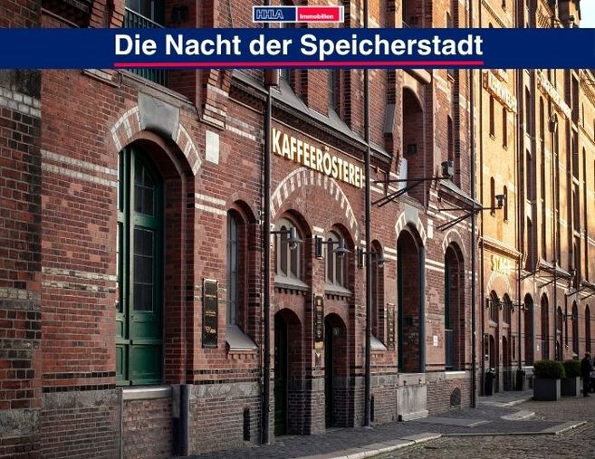 Backsteinfassade der Kaffeerösterei in der Speicherstadt mit dem Schriftzug 'Die Nacht der Speicherstadt'.