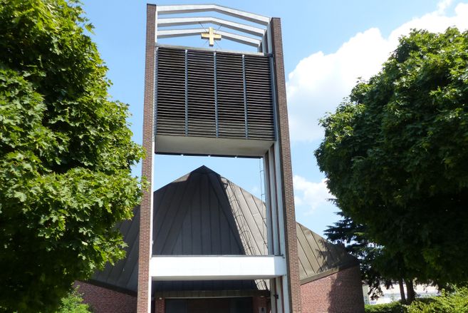 Evangelisch-Lutherische Kirche in Sasel mit markantem Turm und Kreuz.
