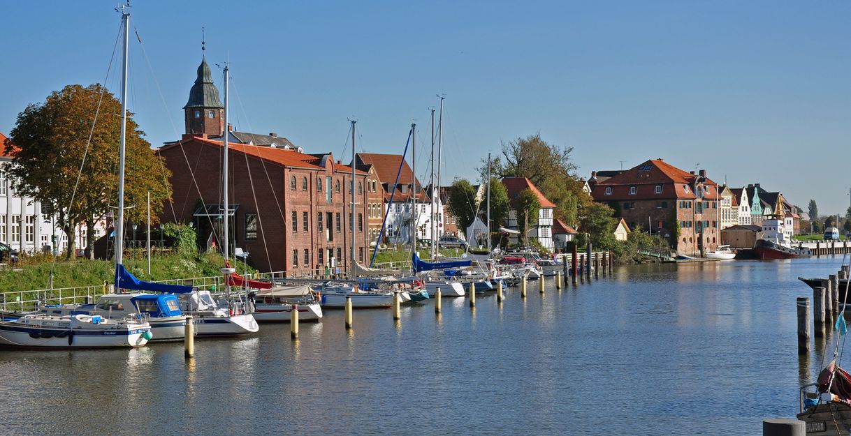 Boote im Glückstädter Binnenhafen mit historischen Gebäuden im Hintergrund.