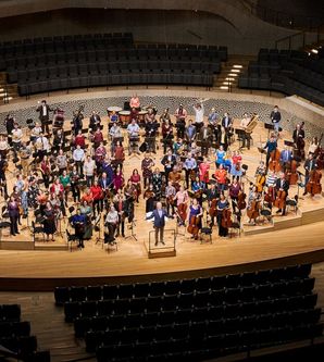 Orchesterprobe in der Elbphilharmonie mit leeren Zuschauerrängen.