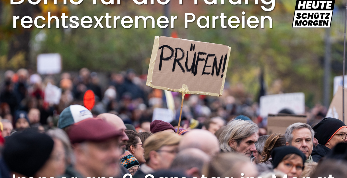 Foto von einer PRÜF-Demo, auf dem ein Demoschild mit dem Text „PRÜFEN!“ zu sehen ist.   Außerdem der Text:  „Demo für die Prüfung rechtsextremer Parteien“  Unten rechts der Text "Immer am 2. Samstag im Monat"Oben rechts ist das Logo „PRÜF HEUTE SCHÜTZ MORGEN“ zu sehen