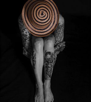 Schwarz-weiß Fotografie einer tätowierten Frau