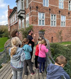 Freundschaftsbänder knüpfen im Bergedorfer Schloss am Tag der Familien