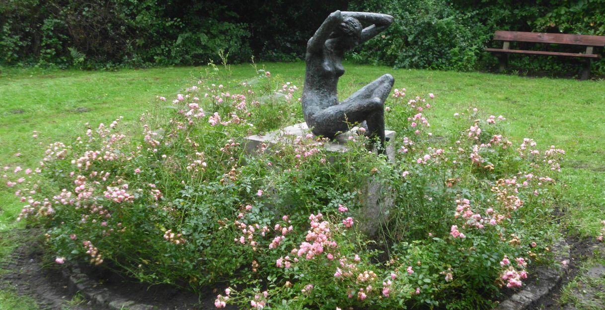 Skulptur "Schöne" im Rosenrondell im Herbst 2019 