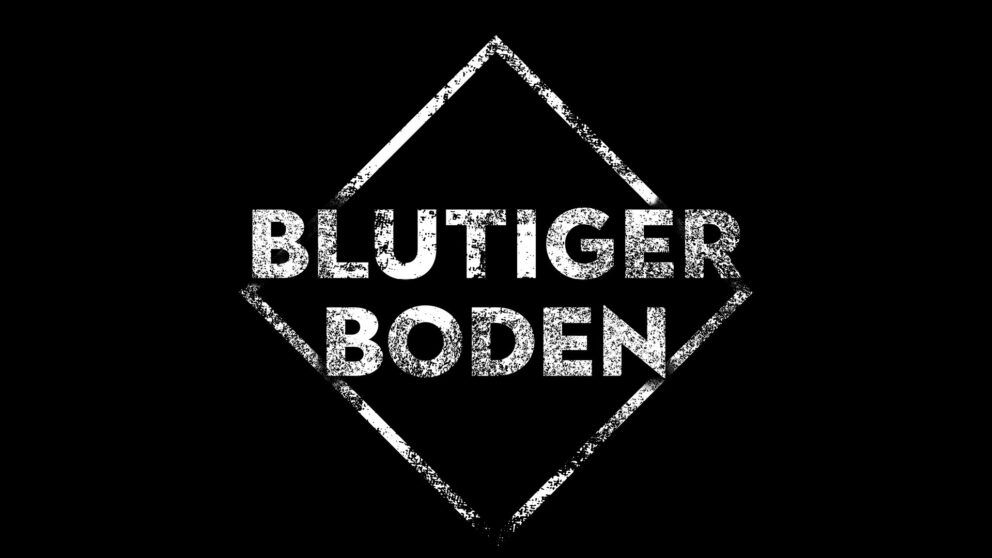 Schwarz-weißes Logo mit der Aufschrift 'BLUTIGER BODEN' in einem Rautenmuster.
