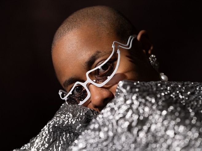 Jazz-Sängerin Cécile McLorin Salvant trägt eine futuristische Brille und kurze Haare. 