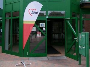 Eingang zu einem Gebäude mit einem AWO-Banner daneben.