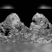 Schwarzweißaufnahme zweier felsiger Berggipfel vor dunklem Himmel, oben mit hellen Lichtreflexen; der Titel „Der Zauberberg“ passt als poetische Bezeichnung.
