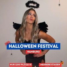 Frau in schwarzem Engelskostüm mit Heiligenschein posiert für Halloween-Festival-Werbung.